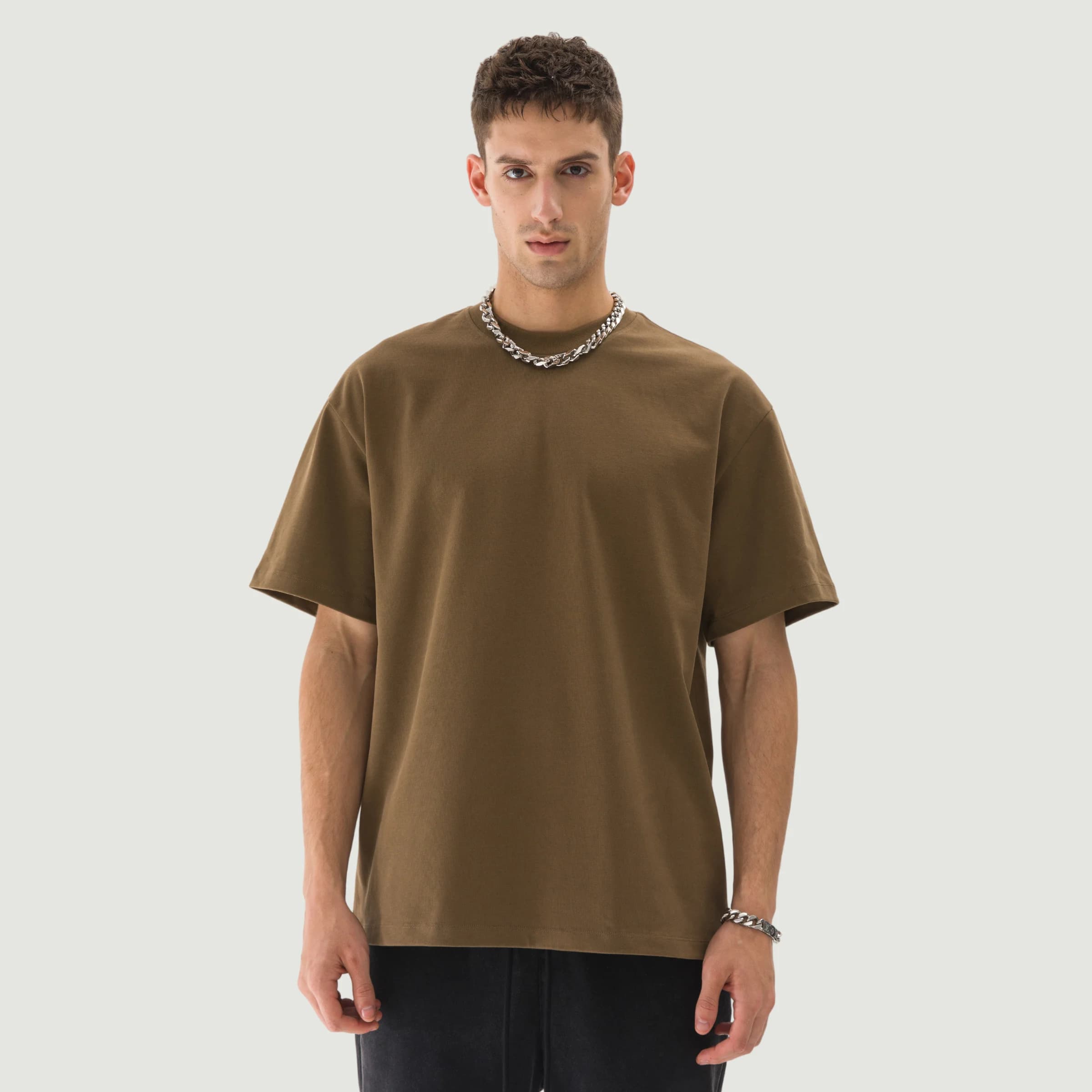 425GSM heavyweight tee on the same model, holding a structured boxy silhouette with clean drop shoulders